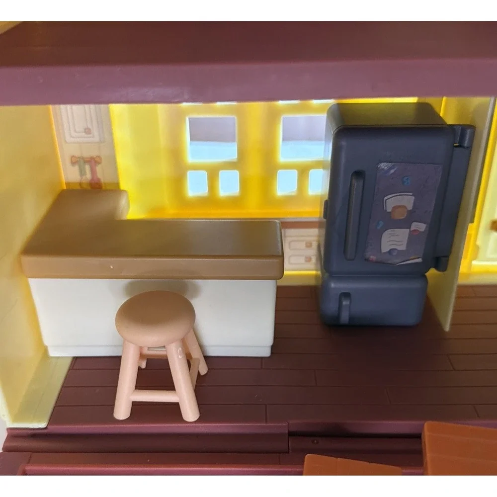 Bluey Family Home Playset with BBQ Bandit Figure and Furniture 13073